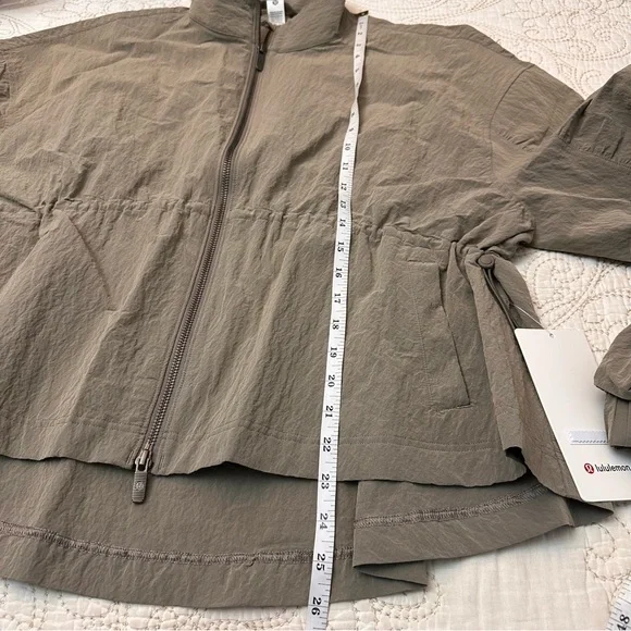 NEW Lululemon lightweight nylon taupe tan Jacket - Picture 4 of 7